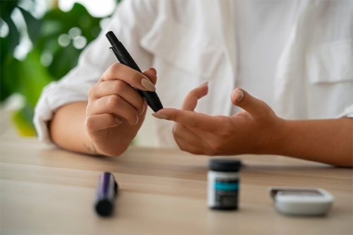 Mujer realizándose una prueba de glucosa porque tiene diabetes