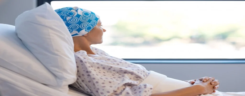 Paciente con cancer sobre una camilla de hospital
