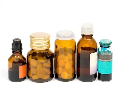 Frascos de medicamentos para diferentes enfermedades.