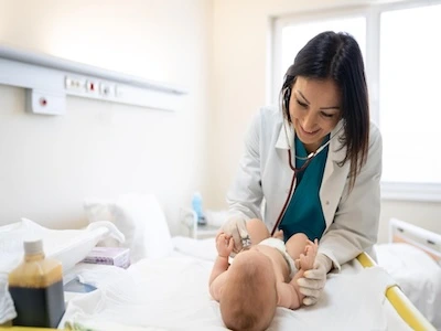 Doctora atendiendo la salud de un bebé recién nacido en el hospital.
