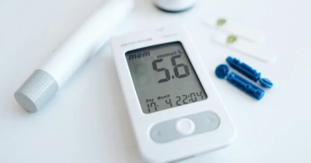 Diferentes dispositivos como un glucometro, lanzetas, y aplicador de insulina sobre una mesa blanca, haciendo referencia a Entendiendo la Diabetes: Tipos, Causas y Diagnóstico Esencial
