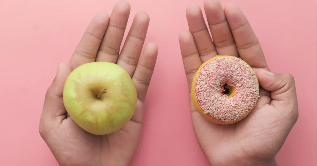 Manos sosteniendo una manzada y una dona, haciendo referencia al manejo alimenticio de la diabetes