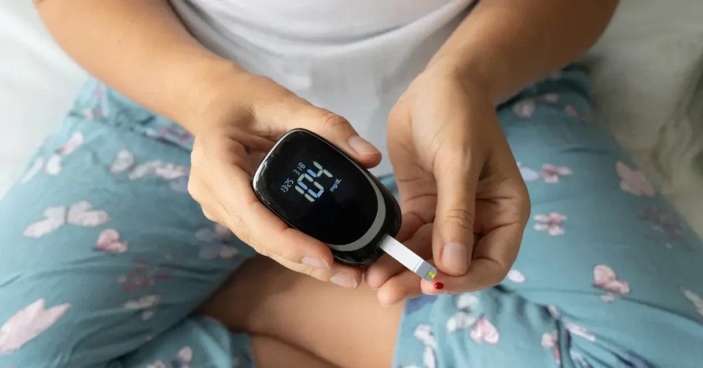 Persona evaluando su grado de azucar en sangre con un glucometro, haciendo referencia a la prediabetes