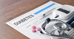 Hoja de diagnóstico de diabetes con diferentes elementos como glucometros y estetoscopio. Haciendo referencia a Todo sobre la diabetes