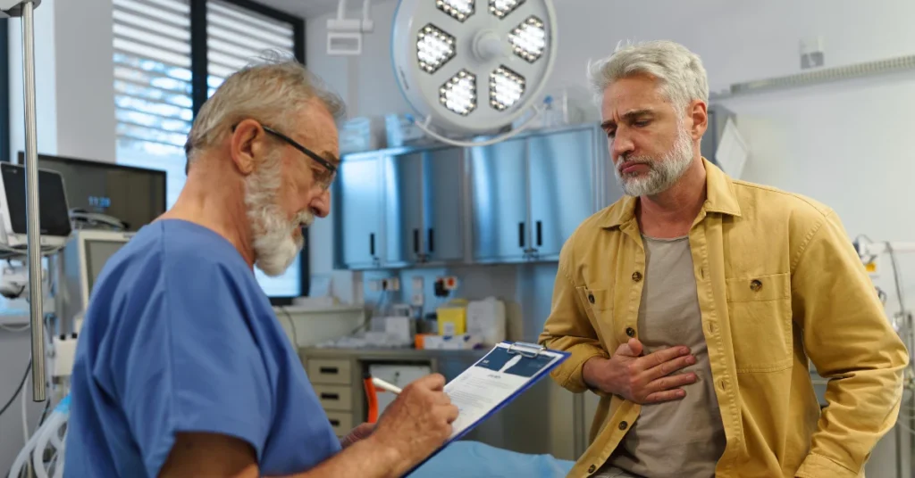 Cardiologo y áciente hablando, haciendo alusión al artículo 4 mitos y verdades sobre tu salud cardiaca