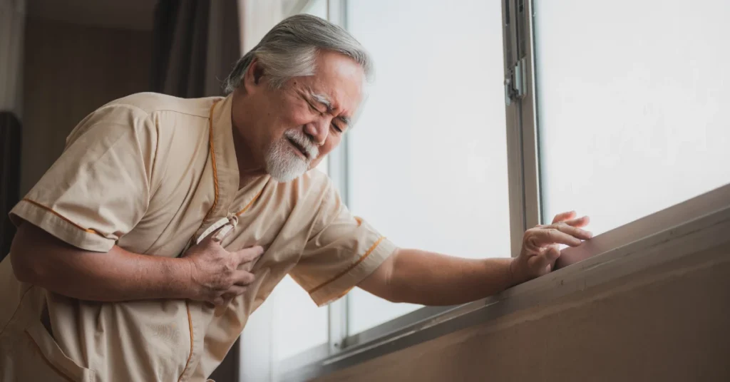 hombre mayor sosteniendo su pecho en un evento cardiaco, haciendo alusión al artículo no las ignores 7 señales de alerta cardiaca