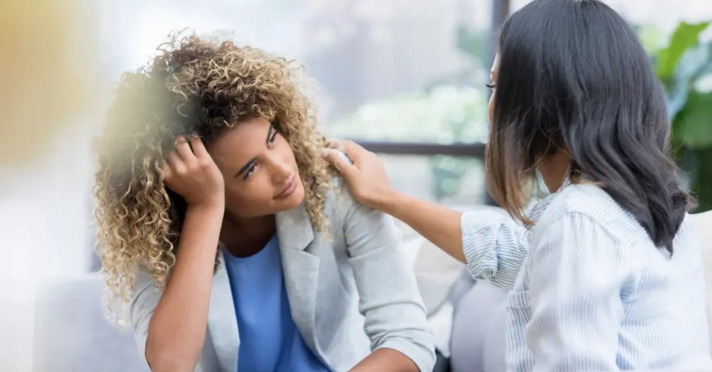 Especialista en salud mental consolando a su paciente, haciendo alución al articulo que es la salud mental y por qué es importante en chile