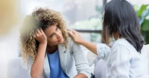 Especialista en salud mental consolando a su paciente, haciendo alución al articulo que es la salud mental y por qué es importante en chile