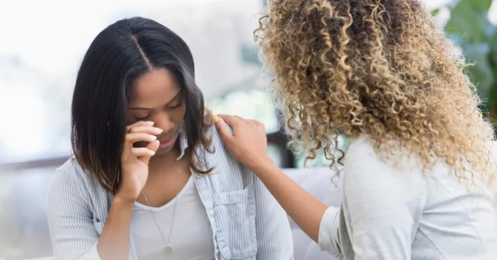 Amigas brindandose apoyo emocional, haciendo alución a tu guía definitiva de salud mental y como fortalecer tu bienestar emocional