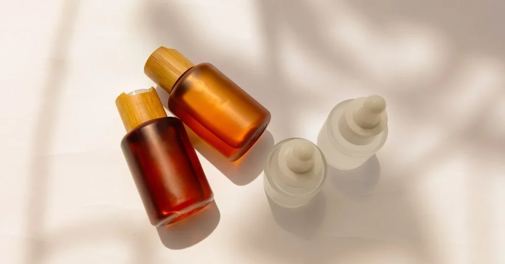 Viales de productos dermatológicos, haciendo referencia al articulo de productos recomendados por dermatólogos