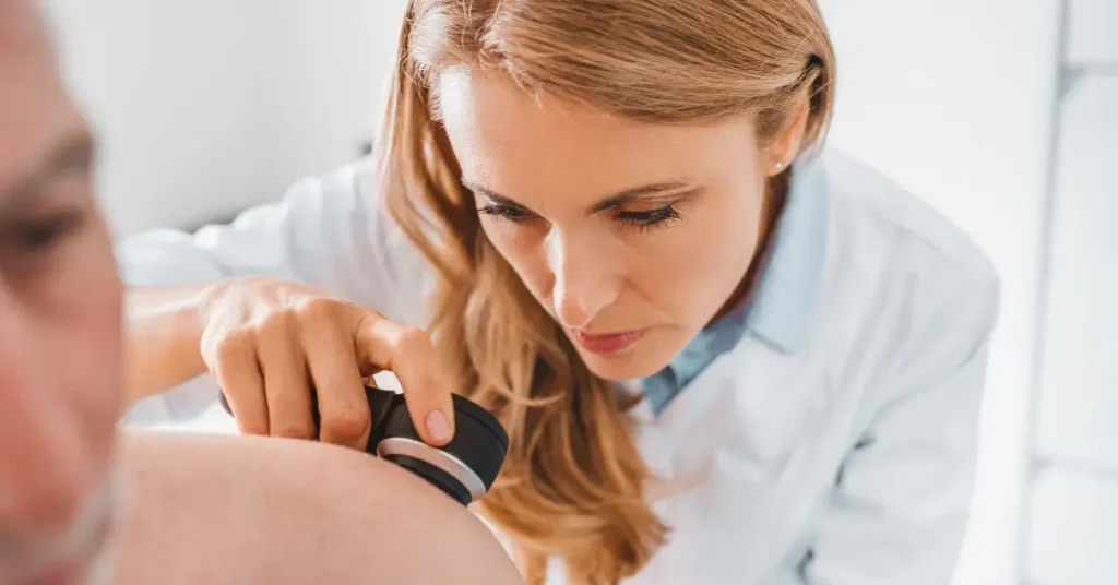 Dermatólogo buscando enfermedades en al piel del paciente, haciendo referencia al articulo enfermedades de la piel: Síntomas de alerta, infecciones y Autoinmunes