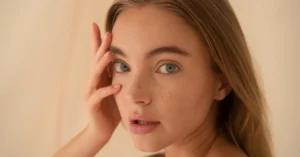 Mujer hermosa viendo la camara, haciendo referencia a la Guía esencial de rutina de skincare: tipos de piel y productos