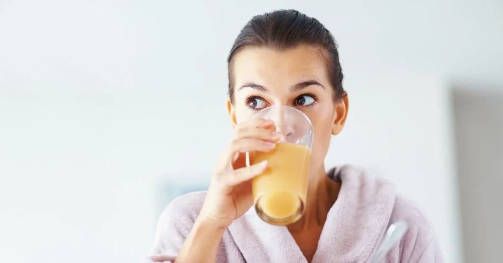 Persona tomando un jugo haciendo referencia al articulo dieta del paciente oncológico: guia esencial de alimentación para prevenir y enfrentar el cancer