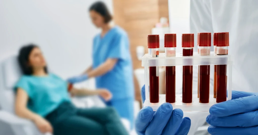 Persona realizandose análisis de sangre, haciendo referencia al articulo Examenes para detectar cancer