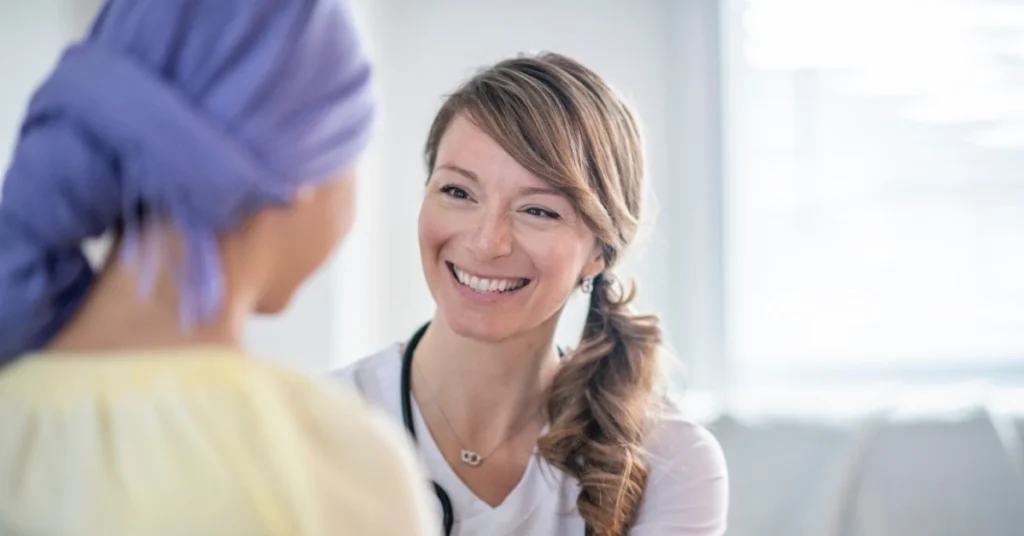 Persona hablanco con su oncologo, haciendo referencia a la guia de prevención y cuidado del paciente oncológico