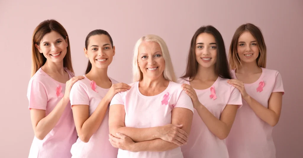 Mejeres vestidas de rosa con su lazo rosado, haciendo referencia al artículo guia esencial sobre el cancer de mama