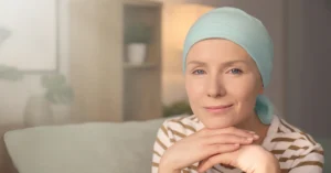 Sobreviviente de cancer mirando a la camara haciendo referencia al articulo prevenir el cancer 12 consejos clave