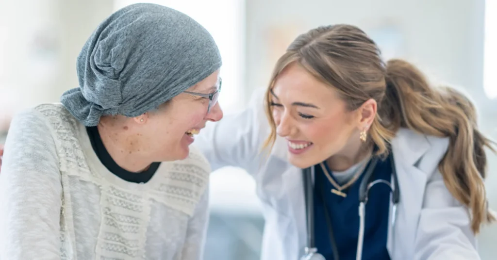 Oncologo y paciente riendo, haciendo referencia al articulo tu primera cita con el oncologo 4 puntos esenciales a considerar