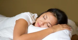 Mujer durmiendo para perder peso, haciendo referencia al artículo 1 Hábito Esencial: Cómo Dormir y bajar de peso están relacionados
