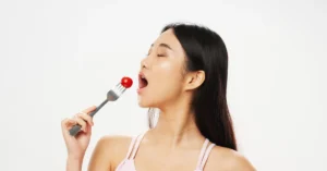 Mujer comiento, haciendo referencia al artículo 7 Alimentos para bajar de Peso indispensables: Guía de Nutrición Real