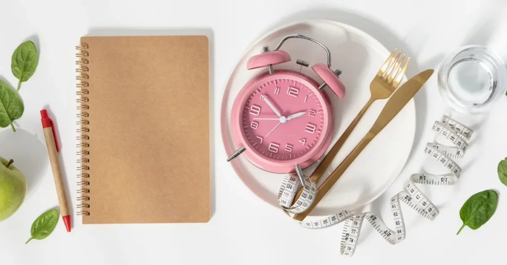 Objetos sobre la mesa haciendo referencia al artículo ¿Te has estancado en la báscula? Descubre qué es la meseta de pérdida de peso, cómo influyen el cortisol y el metabolismo lento, y el plan definitivo para seguir progresando.