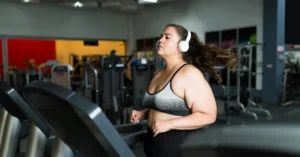 Mujer en caminadora haciendo referencia al artículo Regla 30 30 30 y regla 3-2-8: 2 Estrategias con Resultados Increíbles