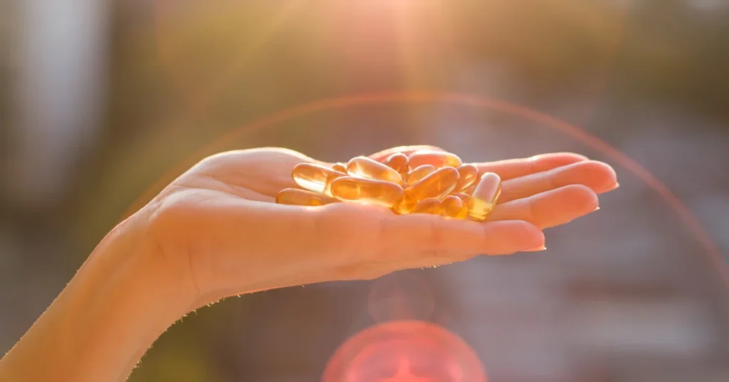 Mano de mujer con varias capsulas de omega 3 haciendo referencia a nuestra guia esencial de omega 3