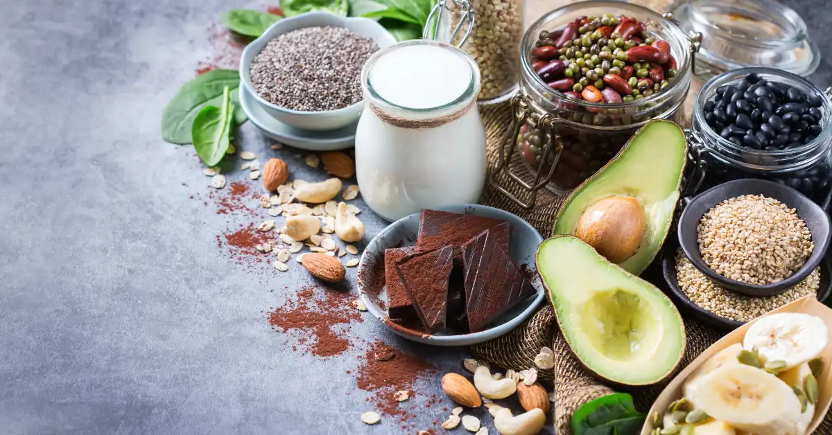 Mesa con muchos alimentos que contienen magnesio para la Guia definitiva del Magnesio