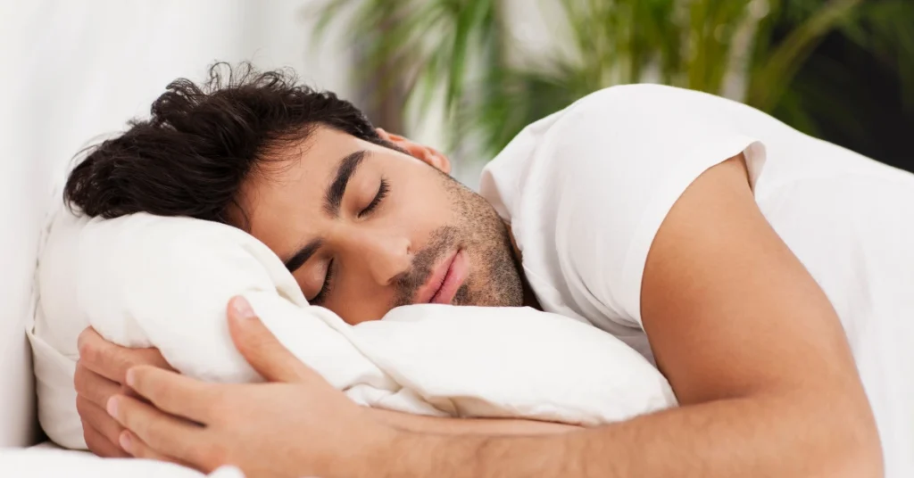 Hombre durmiendo placidamente despues de tomar magnesio para el articulo magnesio y el descanso