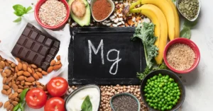 Mesa con diversos alimentos inlustrando tipo de magnesio