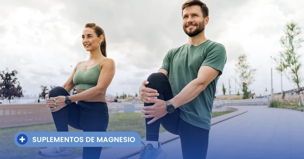 Pareja de adultos jóvenes realizando ejercicios de estiramiento al aire libre, ilustrando la importancia del magnesio en el deporte para mejorar el rendimiento físico y la recuperación muscular.