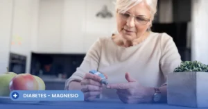 Mujer adulta mayor midiendo su nivel de glucosa en sangre en casa, ilustrando la importancia clínica de la relación entre magnesio y diabetes para lograr un correcto control metabólico.