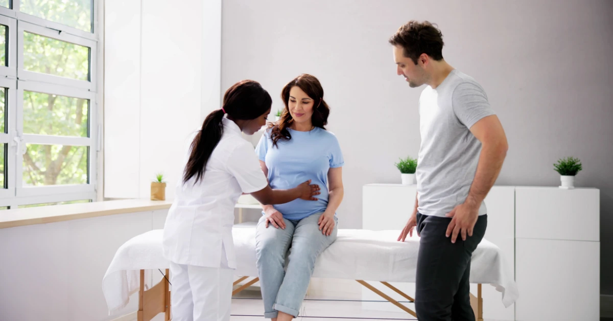 Pareja disfrutando de su Bono PAD fertilidad
