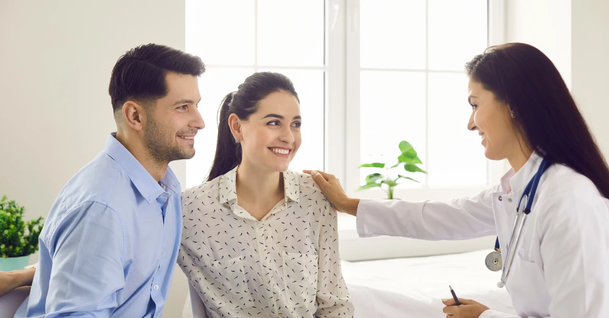 Pareja hablando con su especialista de examenes de fertilidad
