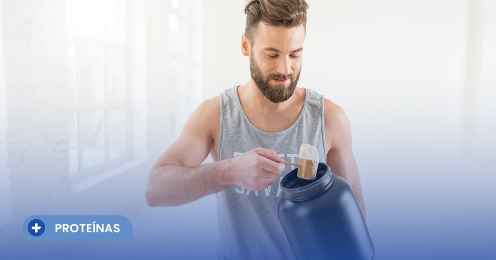 Hombre joven en ropa deportiva sacando una medida con el dosificador de su envase de suplemento, ilustrando los pasos iniciales sobre cómo tomar proteína en polvo de forma correcta y segura.