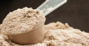 Scoop de proteína haciendo referencia a diferencias entre whey protein concentrada y aislada