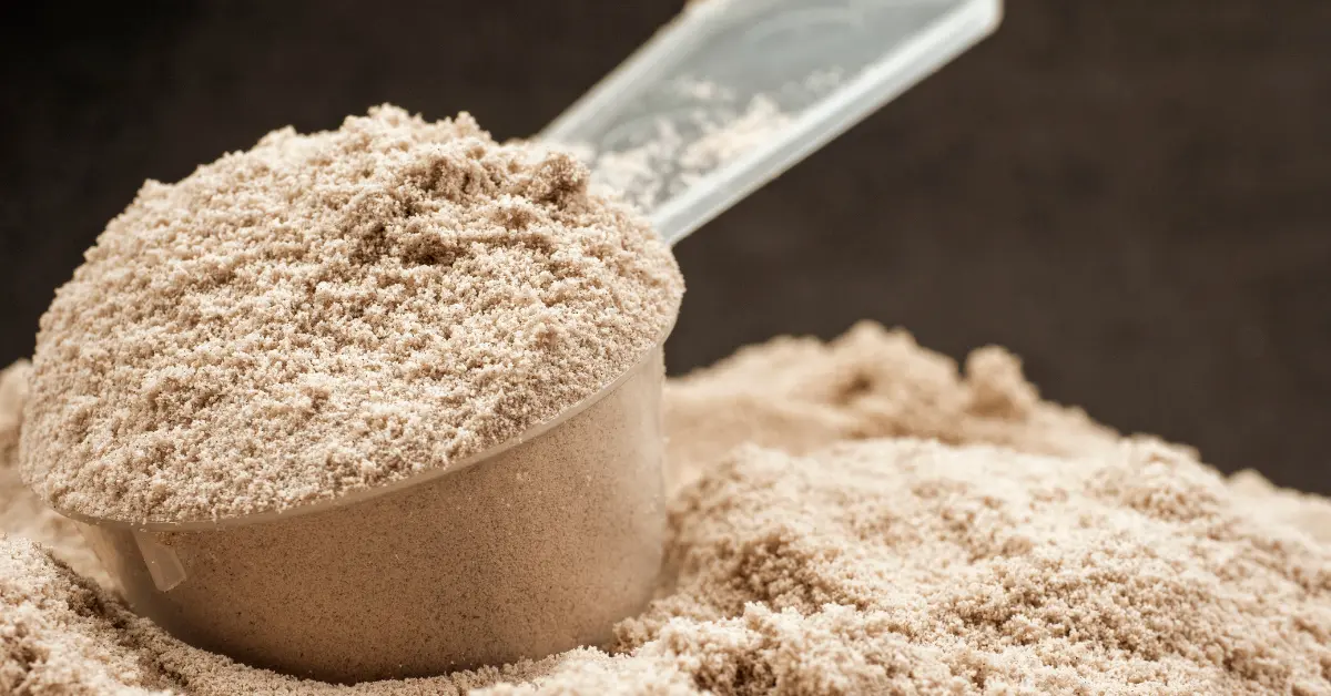 Scoop de proteína haciendo referencia a diferencias entre whey protein concentrada y aislada