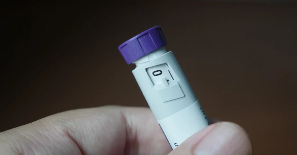 Pluma prellenada de GLP-1 en manos de un paciente