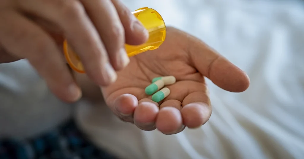 persona sacando de su envase la dosis de semaglutida oral