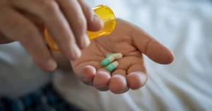 persona sacando de su envase la dosis de semaglutida oral