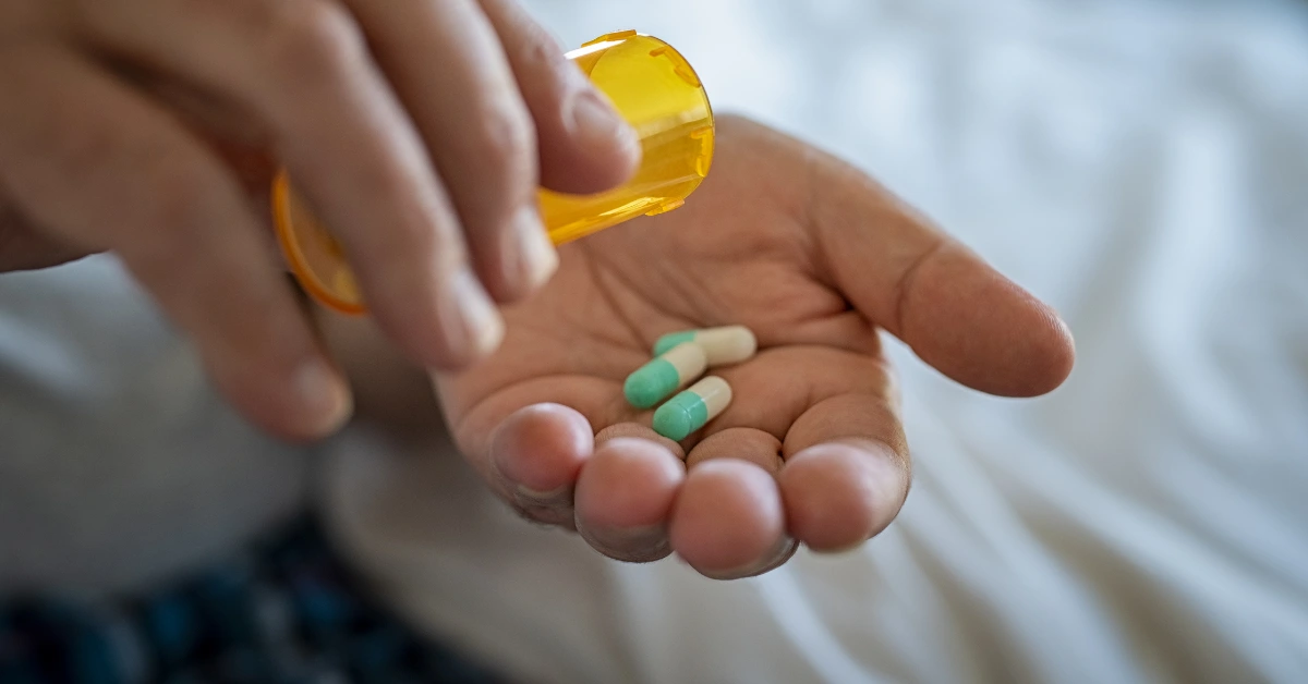 persona sacando de su envase la dosis de semaglutida oral