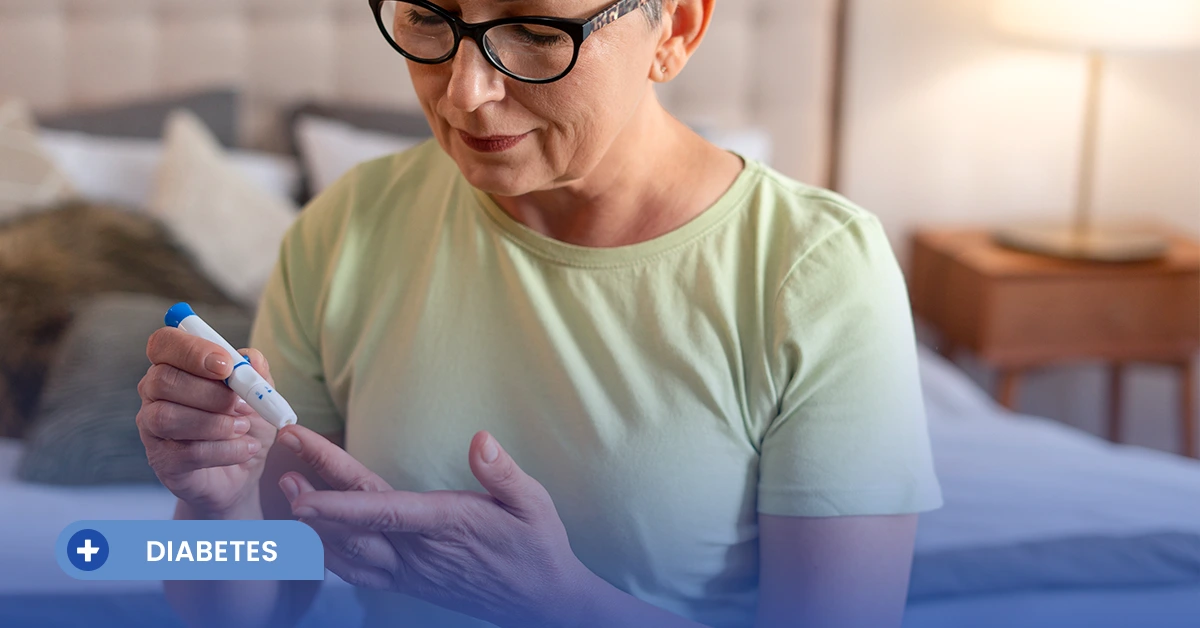 Una mujer mayor con gafas, sentada en una habitación, sostiene un dispositivo de punción cerca de su dedo para el control glucémico. En la esquina inferior izquierda, un banner azul muestra el texto 'DIABETES', contextualizando el manejo de esta patología metabólica, la cual es frecuentemente abordada con tratamientos del tipo GLP-1