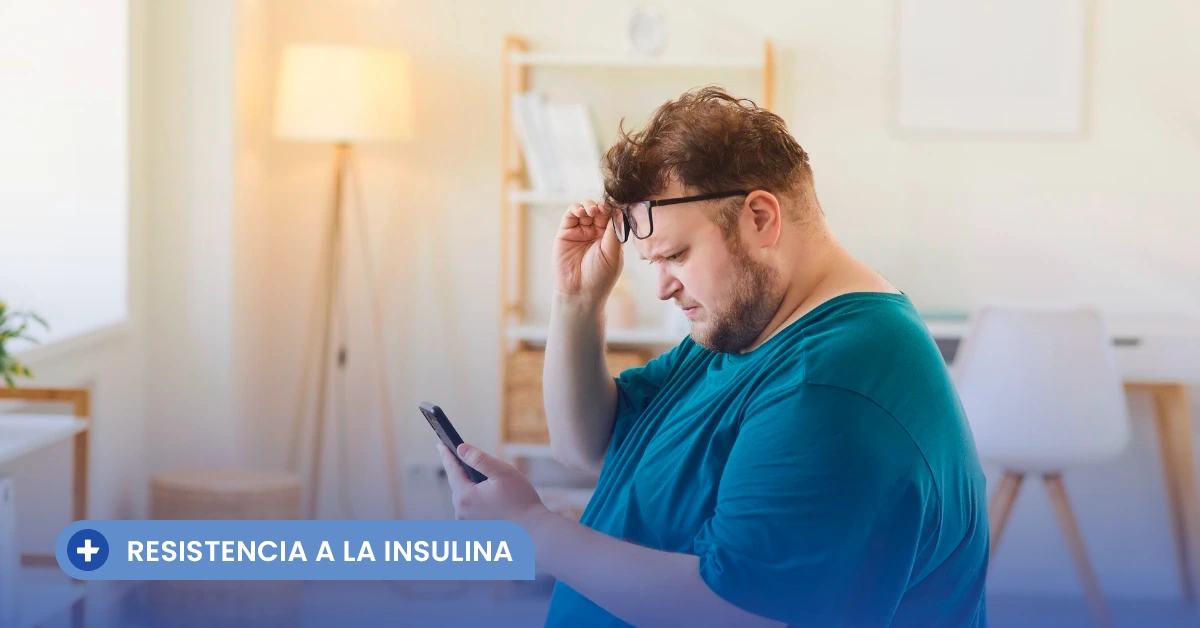 Un hombre con sobrepeso en una oficina doméstica se ajusta las gafas mientras lee información en la pantalla de su teléfono inteligente. En la parte inferior, un banner azul muestra el texto 'RESISTENCIA A LA INSULINA', indicando el tema educativo de la imagen.