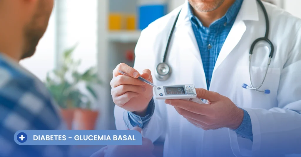 Un médico con bata blanca y estetoscopio sostiene un glucómetro digital y una lanceta mientras atiende a un paciente en consulta. En la parte inferior izquierda, un banner azul destaca el texto 'DIABETES - GLUCEMIA BASAL', indicando el contexto clínico de la medición preventiva.