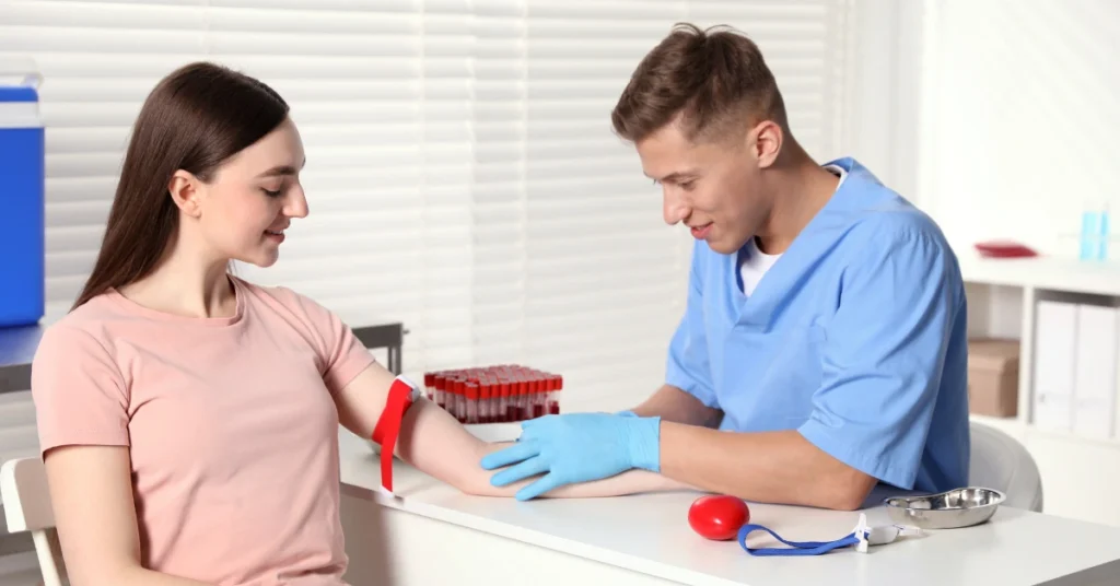 Profesional de la salud realizando una extracción de sangre a una paciente para un Test de glucosa.