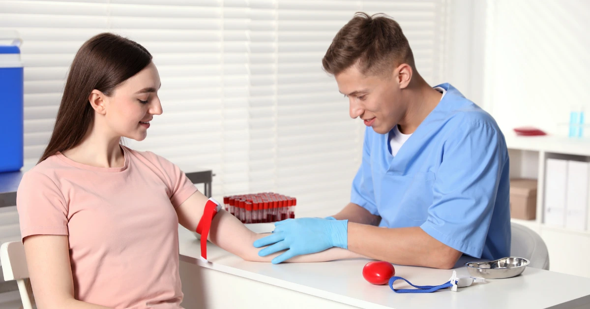 Profesional de la salud realizando una extracción de sangre a una paciente para un Test de glucosa.