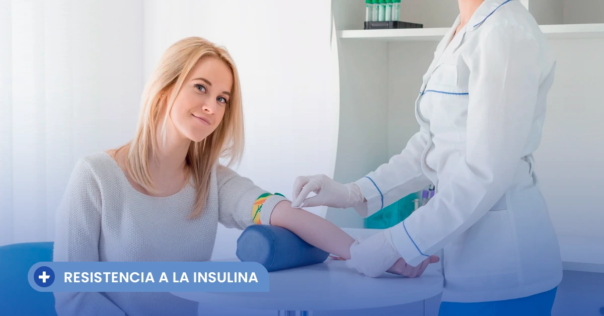 Una paciente sonriente se prepara para una extracción de sangre en un laboratorio clínico, realizada por una profesional de la salud. En la parte inferior, un banner azul con el texto 'RESISTENCIA A LA INSULINA' contextualiza el procedimiento para un test de HOMA.