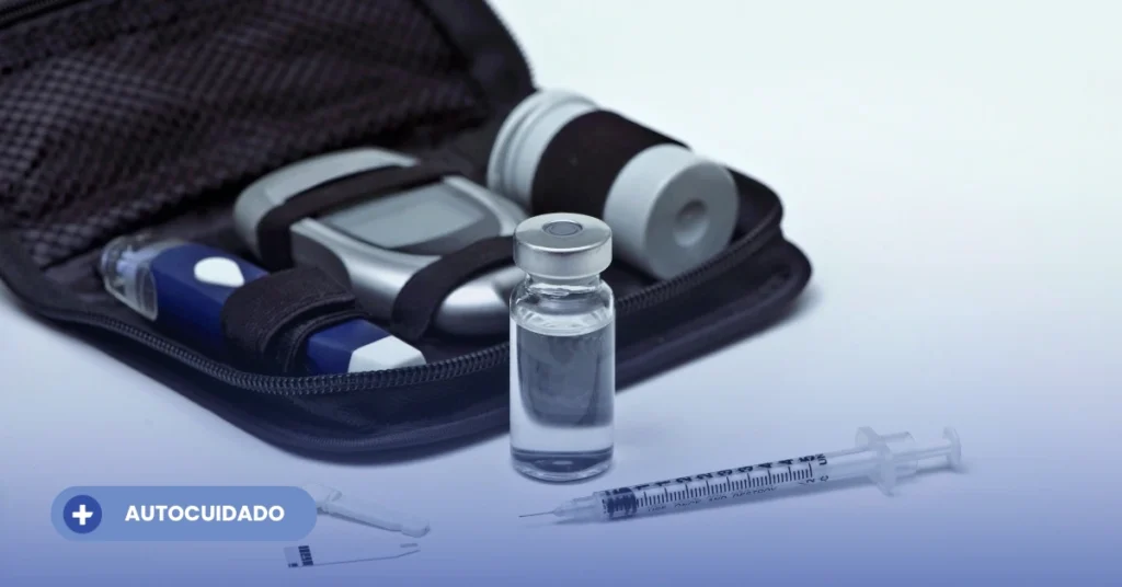 Kit de control de glucosa y jeringa médica, elementos clave al planificar cómo almacenar los medicamentos para la resistencia a la insulina.