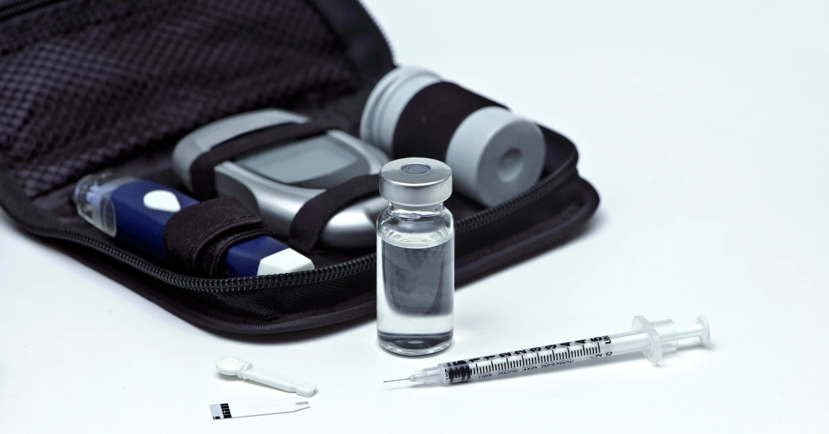 Kit de control de glucosa y jeringa médica, elementos clave al planificar cómo almacenar los medicamentos para la resistencia a la insulina.
