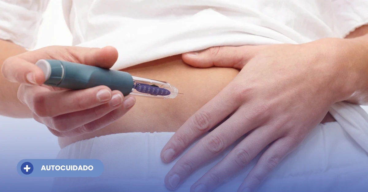 Paciente preparándose para la aplicación de un inyector subcutáneo, ilustrando el uso correcto de los medicamentos para la resistencia a la insulina.